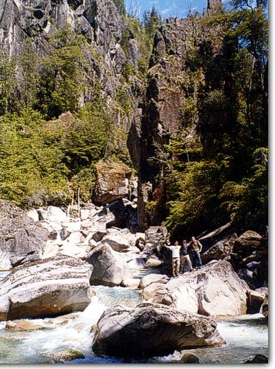 Rio Blanco, Chubut, Refugio Roca del Tiempo
