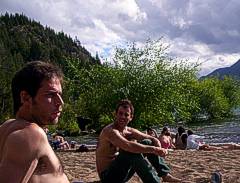 Tomando sol en La Playita, Lago Puelo. Paseos y excursiones de El Bolson