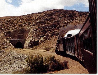 Tren de pasajeros entrando en el Túnel de Cerro Mesa