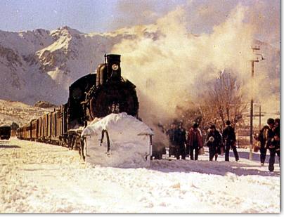 Llegada a Esquel en invierno. Tren mixto de pasajeros y carga. Atrás el Cerro 21