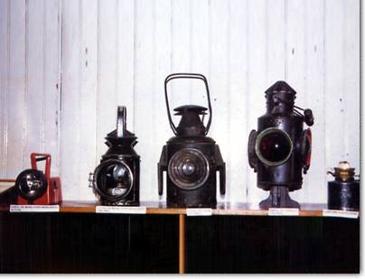 De izquierda a derecha: Farol de mano actual, Farol de mano original, Farol de cola original, Farol de señales, Lámpara de kerosén.