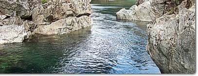 Vista de las rocas cuando el Rio Azul comienza a encajonarse