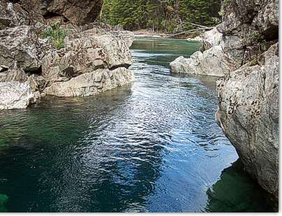 Pozon llegando al Cajon del Azul, El Bolson Patagonia Argentina