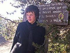 Turista esperando su turno para el despegue de parapente