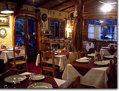 Interior rustico de un restaurante de El Bolson
