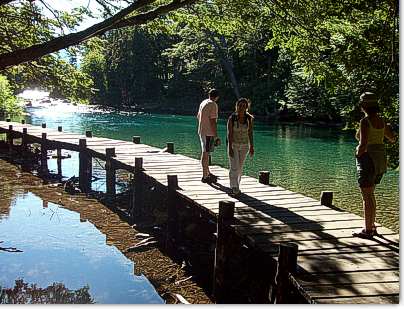 Puente sobre el rio, El Bolson, Patagonia Argentina: Lago Esondido