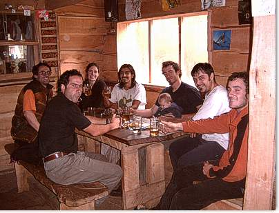 Gente en el refugio del Hielo Azul El Bolson