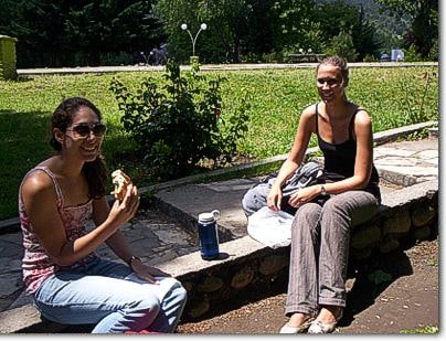 Turistas en Plaza Pagano, El Bolson