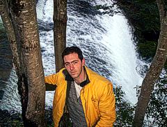 Turista posando frente a la Cascada de Mallin Ahogado