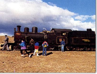 Tren turístico en la estación Nahuel Pan Grupo de estudiantes
