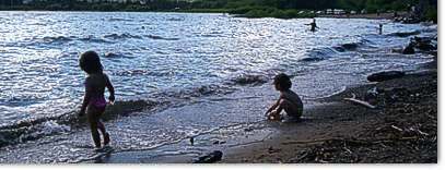 Niños en la costa, ambiente familiar. Camping Del Lago Parque Nacional Lago Puelo