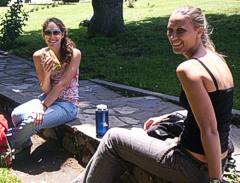 Dos turistas, una de EEUU otra de Alemania, conocieron El Bolson por Bolsonweb.com, y se conocieron en El Bolson