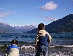Niños jugando cerca del desemboque, costa este de Lago Puelo