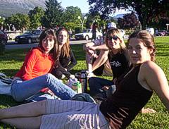 Jovenes en el boulevard de Avenida San Martin