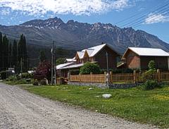 Tipica cabaña de El Bolson, detras el Cerro Piltriquitron